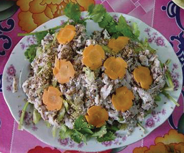 Typical dish of raw fish (slices of silver carp) sold in Vietnamese restaurants.