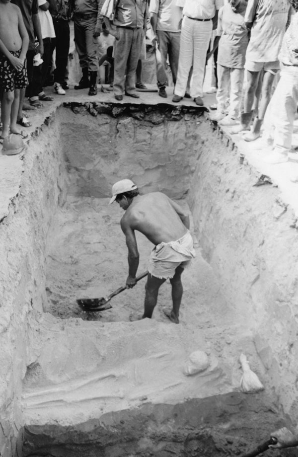 Discovery of human skeletons during excavation in 1994 of new sewage system in Ceará, Brazil, of persons who died of smallpox during the epidemic of 1877–1879. Photo courtesy of Jornal O Povo.