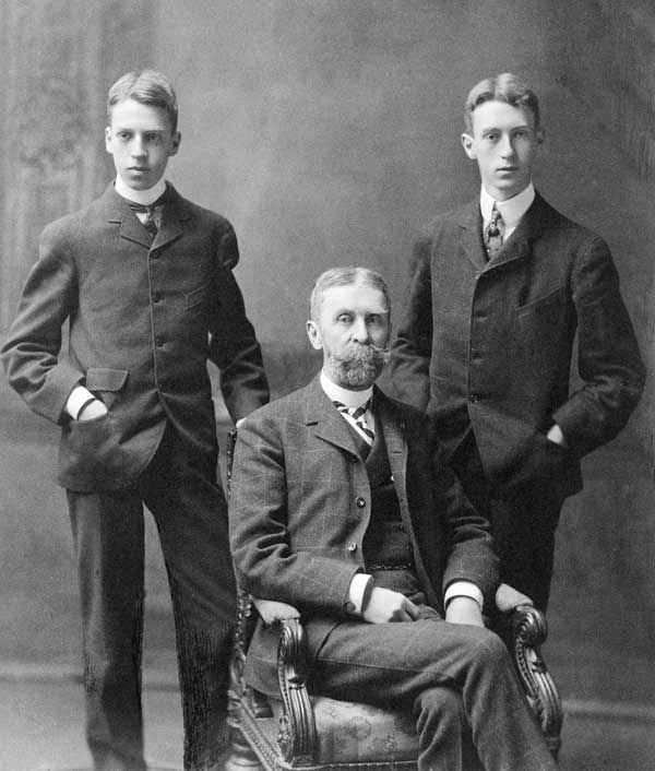 Duncan Clinch Phillips, Jr (left), his father Major Duncan Clinch Phillips (seated), and his brother James Laughlin Phillips, who died of influenza in October 1918. Photograph used with permission of The Phillips Collection, Washington, DC.