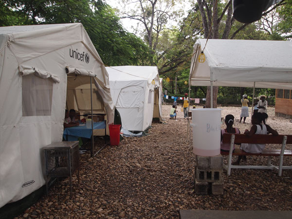 Tents where patients with cholera were treated at Hôpital Albert Schweitzer, Artibonite Department, Haiti, October 17, 2010–July 31, 2011.