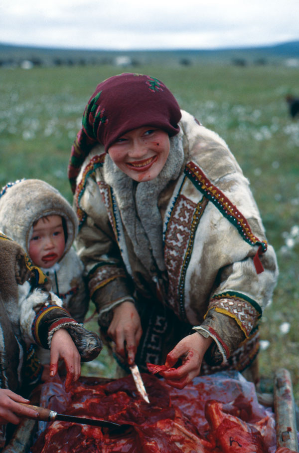 A Khanty mother and her child eating raw reindeer meat in the Yamal Peninsula (Yamalo-Nenets Autonomous Okrug), northern Siberia, Russia, 1991. Photograph courtesy of Marianna Flinckenberg-Gluschkoff.