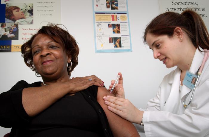 vrouw die zich laat vaccineren